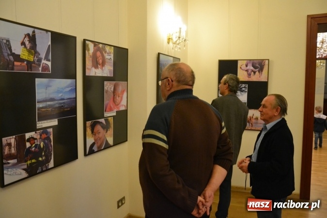 Zdjęcie w galerii na portalu naszraciborz.pl: Z bliska i z daleka - wernisaż wystawy fotografii Wiktora Luci na Zamku Piastowskim wiadomości z regionu