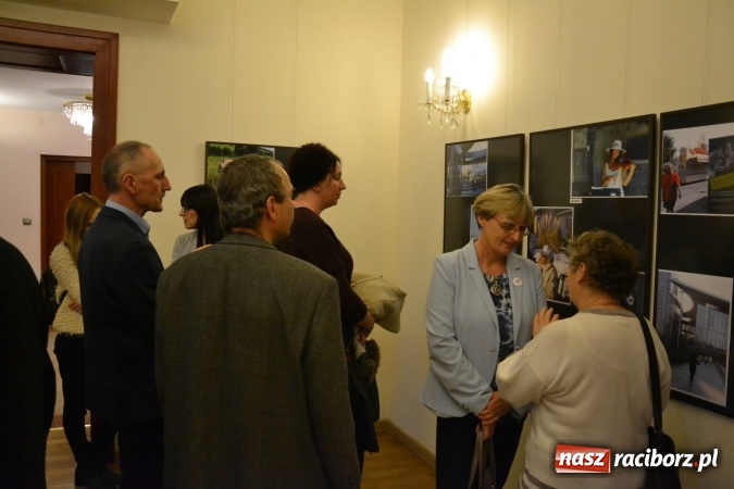 Zdjęcie w galerii na portalu naszraciborz.pl: Z bliska i z daleka - wernisaż wystawy fotografii Wiktora Luci na Zamku Piastowskim wiadomości z regionu