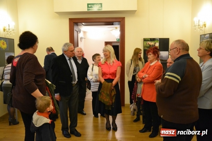 Zdjęcie w galerii na portalu naszraciborz.pl: Z bliska i z daleka - wernisaż wystawy fotografii Wiktora Luci na Zamku Piastowskim wiadomości z regionu