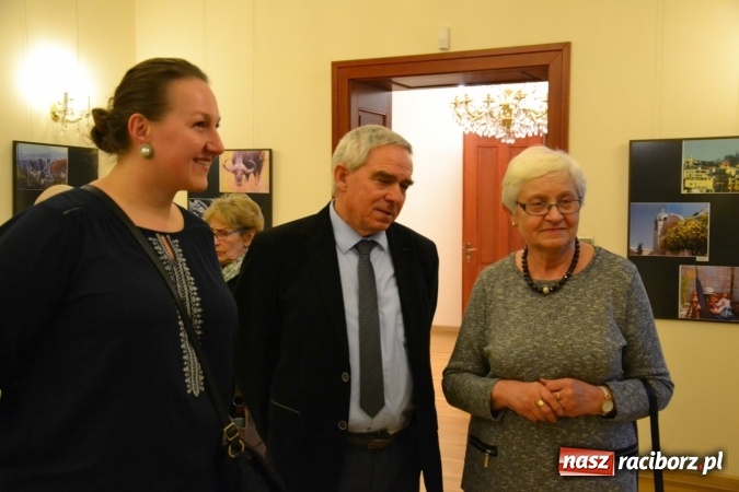Zdjęcie w galerii na portalu naszraciborz.pl: Z bliska i z daleka - wernisaż wystawy fotografii Wiktora Luci na Zamku Piastowskim wiadomości z regionu