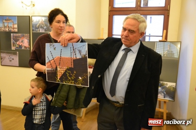 Zdjęcie w galerii na portalu naszraciborz.pl: Z bliska i z daleka - wernisaż wystawy fotografii Wiktora Luci na Zamku Piastowskim wiadomości z regionu