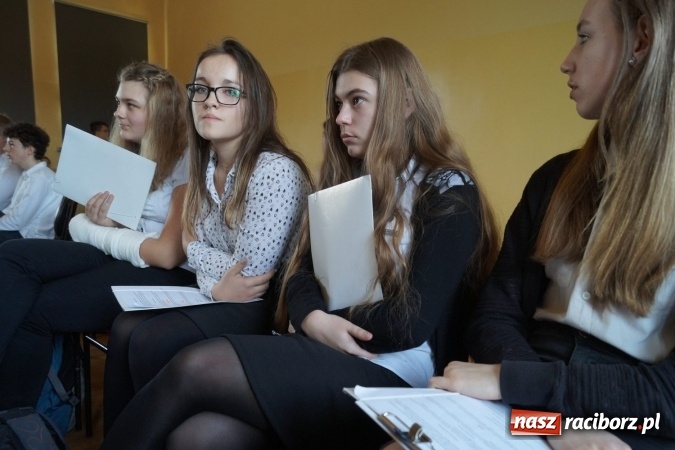 Zdjęcie w galerii na portalu naszraciborz.pl: W Nędzy sprawdzili, czy uczniowie doceniają to, co mają wiadomości z regionu