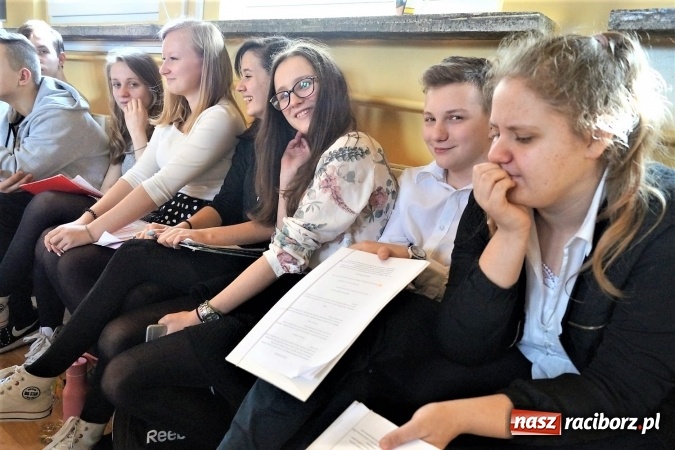 Zdjęcie w galerii na portalu naszraciborz.pl: W Nędzy sprawdzili, czy uczniowie doceniają to, co mają wiadomości z regionu