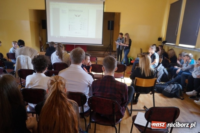 Zdjęcie w galerii na portalu naszraciborz.pl: W Nędzy sprawdzili, czy uczniowie doceniają to, co mają wiadomości z regionu