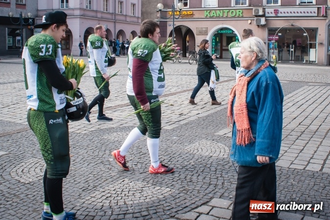Zdjęcie w galerii na portalu naszraciborz.pl: Zawodnicy Raptors Racibórz rozdawali kwiaty na Dzień Kobiet wiadomości z regionu