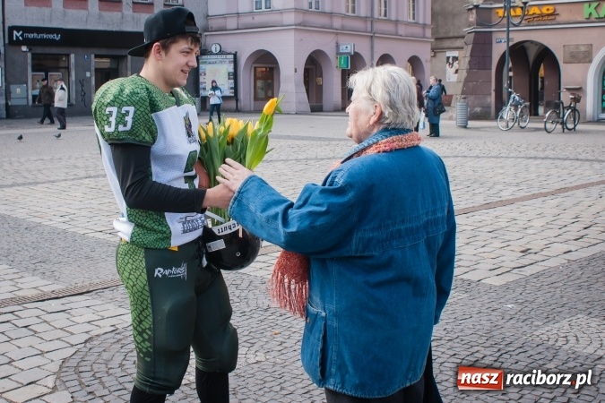 Zdjęcie w galerii na portalu naszraciborz.pl: Zawodnicy Raptors Racibórz rozdawali kwiaty na Dzień Kobiet wiadomości z regionu