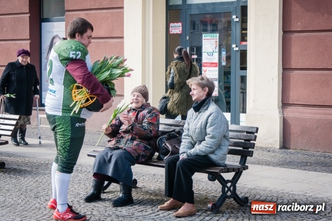 Zdjęcie w galerii na portalu naszraciborz.pl: Zawodnicy Raptors Racibórz rozdawali kwiaty na Dzień Kobiet wiadomości z regionu