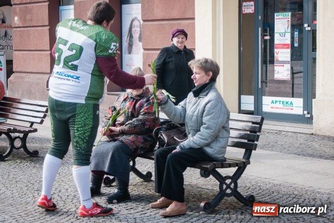 Zdjęcie w galerii na portalu naszraciborz.pl: Zawodnicy Raptors Racibórz rozdawali kwiaty na Dzień Kobiet wiadomości z regionu