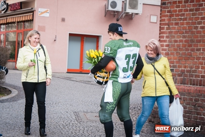 Zdjęcie w galerii na portalu naszraciborz.pl: Zawodnicy Raptors Racibórz rozdawali kwiaty na Dzień Kobiet wiadomości z regionu