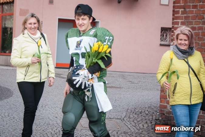 Zdjęcie w galerii na portalu naszraciborz.pl: Zawodnicy Raptors Racibórz rozdawali kwiaty na Dzień Kobiet wiadomości z regionu