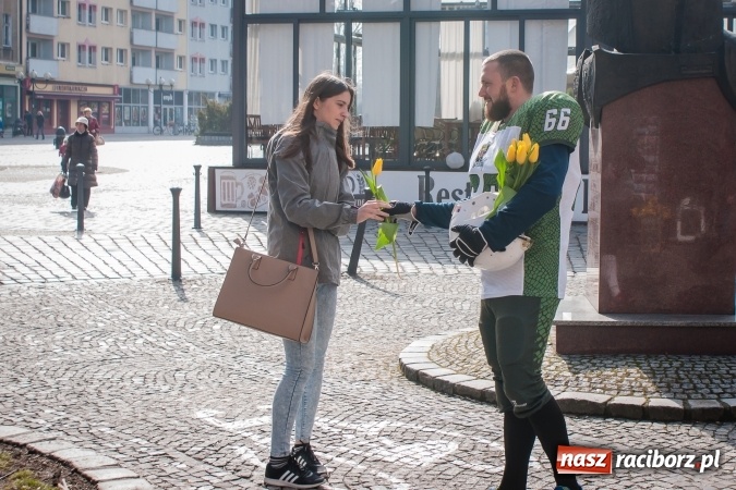 Zdjęcie w galerii na portalu naszraciborz.pl: Zawodnicy Raptors Racibórz rozdawali kwiaty na Dzień Kobiet wiadomości z regionu