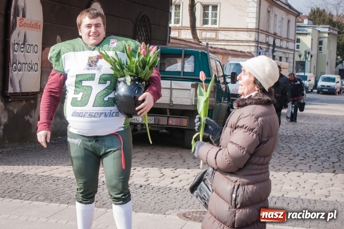 Zdjęcie w galerii na portalu naszraciborz.pl: Zawodnicy Raptors Racibórz rozdawali kwiaty na Dzień Kobiet wiadomości z regionu