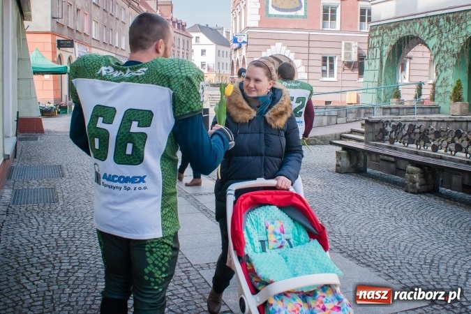 Zdjęcie w galerii na portalu naszraciborz.pl: Zawodnicy Raptors Racibórz rozdawali kwiaty na Dzień Kobiet wiadomości z regionu