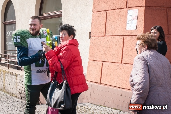 Zdjęcie w galerii na portalu naszraciborz.pl: Zawodnicy Raptors Racibórz rozdawali kwiaty na Dzień Kobiet wiadomości z regionu