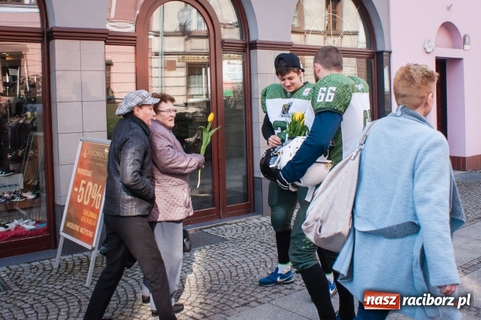 Zdjęcie w galerii na portalu naszraciborz.pl: Zawodnicy Raptors Racibórz rozdawali kwiaty na Dzień Kobiet wiadomości z regionu