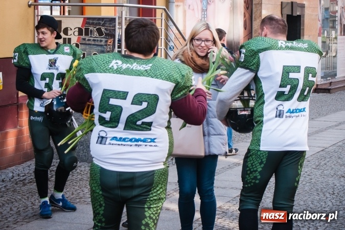 Zdjęcie w galerii na portalu naszraciborz.pl: Zawodnicy Raptors Racibórz rozdawali kwiaty na Dzień Kobiet wiadomości z regionu