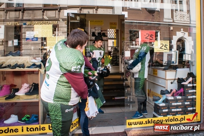 Zdjęcie w galerii na portalu naszraciborz.pl: Zawodnicy Raptors Racibórz rozdawali kwiaty na Dzień Kobiet wiadomości z regionu