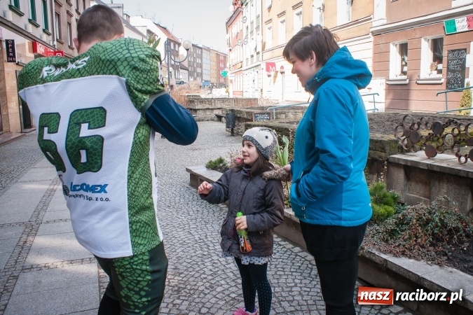 Zdjęcie w galerii na portalu naszraciborz.pl: Zawodnicy Raptors Racibórz rozdawali kwiaty na Dzień Kobiet wiadomości z regionu