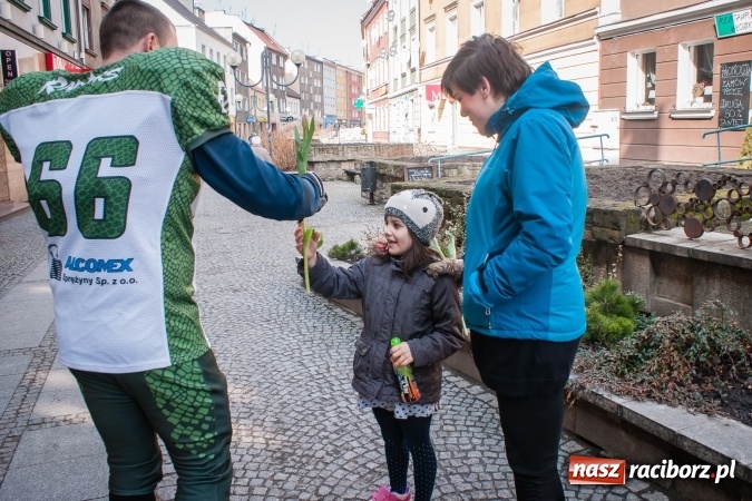 Zdjęcie w galerii na portalu naszraciborz.pl: Zawodnicy Raptors Racibórz rozdawali kwiaty na Dzień Kobiet wiadomości z regionu
