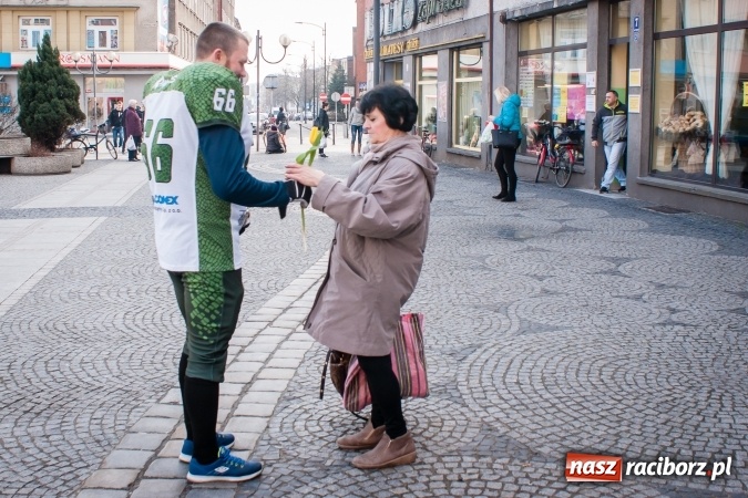 Zdjęcie w galerii na portalu naszraciborz.pl: Zawodnicy Raptors Racibórz rozdawali kwiaty na Dzień Kobiet wiadomości z regionu