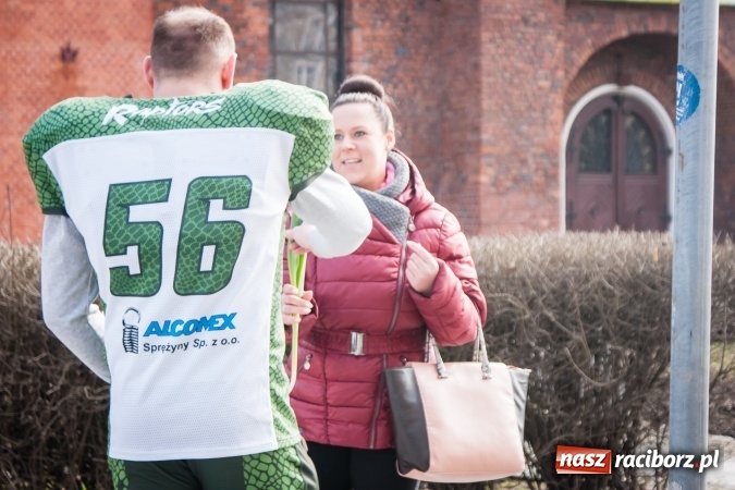 Zdjęcie w galerii na portalu naszraciborz.pl: Zawodnicy Raptors Racibórz rozdawali kwiaty na Dzień Kobiet wiadomości z regionu