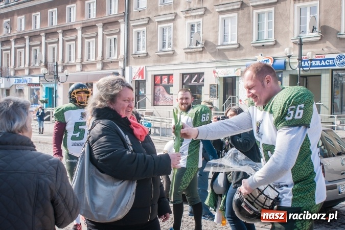 Zdjęcie w galerii na portalu naszraciborz.pl: Zawodnicy Raptors Racibórz rozdawali kwiaty na Dzień Kobiet wiadomości z regionu