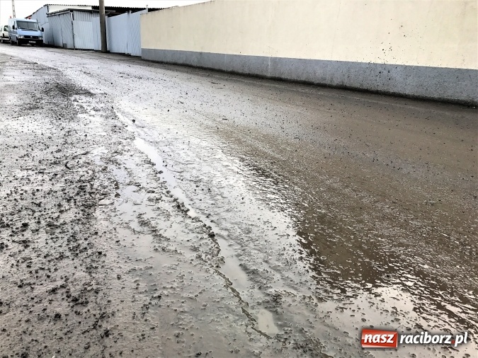 Zdjęcie w galerii na portalu naszraciborz.pl: Firma budowlana brudzi i niszczy ulicę Mikołowską. Mamy stanowisko magistratu w tej sprawie  wiadomości z regionu