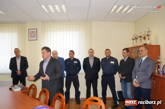 Zdjęcie w galerii na portalu naszraciborz.pl: Obchody Dnia Kobiet w raciborskiej komendzie wiadomości z regionu