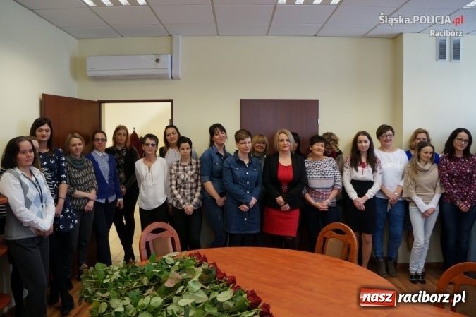 Zdjęcie w galerii na portalu naszraciborz.pl: Obchody Dnia Kobiet w raciborskiej komendzie wiadomości z regionu