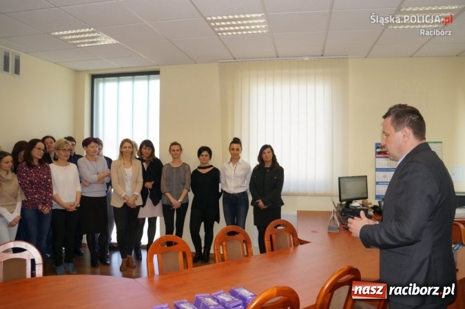 Zdjęcie w galerii na portalu naszraciborz.pl: Obchody Dnia Kobiet w raciborskiej komendzie wiadomości z regionu