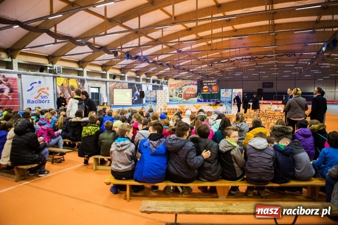 Zdjęcie w galerii na portalu naszraciborz.pl: Kwiaty, tort i owacja na stojąco, czyli spotkanie z Justyną Święty w ZSOMS wiadomości z regionu