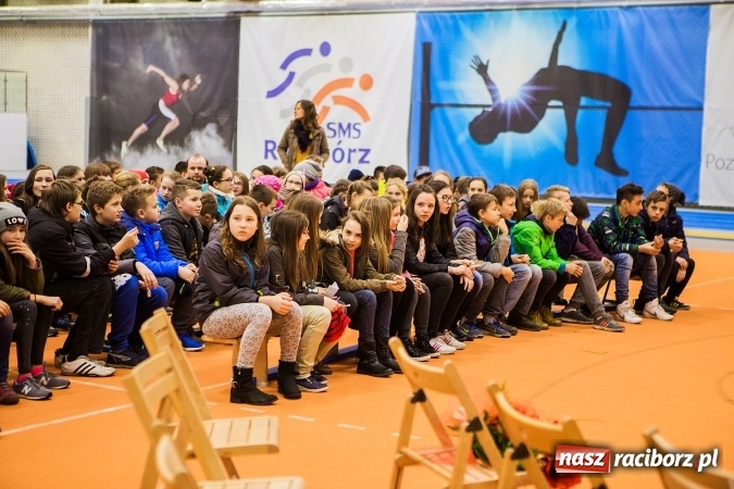 Zdjęcie w galerii na portalu naszraciborz.pl: Kwiaty, tort i owacja na stojąco, czyli spotkanie z Justyną Święty w ZSOMS wiadomości z regionu