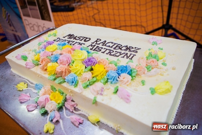 Zdjęcie w galerii na portalu naszraciborz.pl: Kwiaty, tort i owacja na stojąco, czyli spotkanie z Justyną Święty w ZSOMS wiadomości z regionu