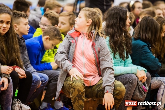Zdjęcie w galerii na portalu naszraciborz.pl: Kwiaty, tort i owacja na stojąco, czyli spotkanie z Justyną Święty w ZSOMS wiadomości z regionu