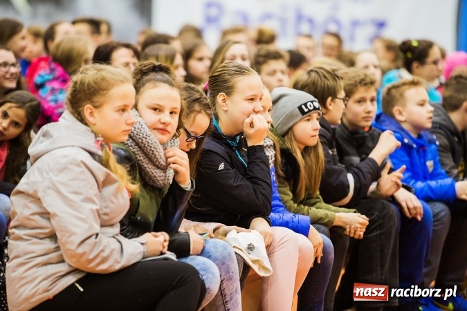 Zdjęcie w galerii na portalu naszraciborz.pl: Kwiaty, tort i owacja na stojąco, czyli spotkanie z Justyną Święty w ZSOMS wiadomości z regionu