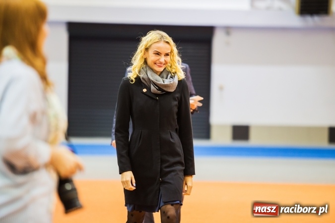 Zdjęcie w galerii na portalu naszraciborz.pl: Kwiaty, tort i owacja na stojąco, czyli spotkanie z Justyną Święty w ZSOMS wiadomości z regionu