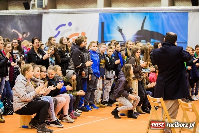 Zdjęcie w galerii na portalu naszraciborz.pl: Kwiaty, tort i owacja na stojąco, czyli spotkanie z Justyną Święty w ZSOMS wiadomości z regionu