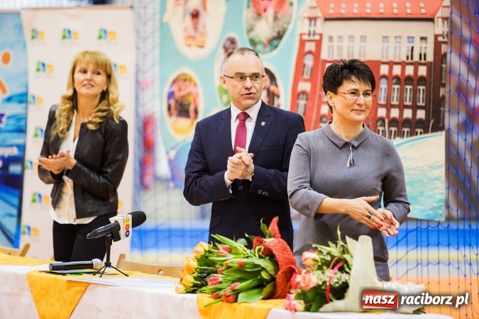 Zdjęcie w galerii na portalu naszraciborz.pl: Kwiaty, tort i owacja na stojąco, czyli spotkanie z Justyną Święty w ZSOMS wiadomości z regionu