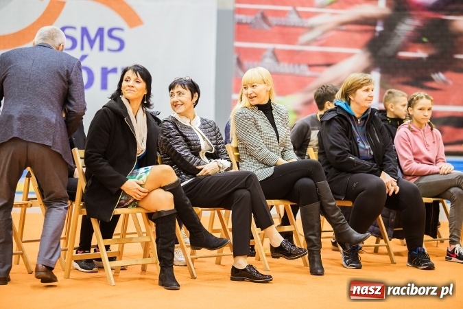 Zdjęcie w galerii na portalu naszraciborz.pl: Kwiaty, tort i owacja na stojąco, czyli spotkanie z Justyną Święty w ZSOMS wiadomości z regionu