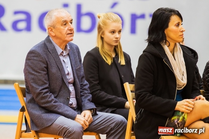 Zdjęcie w galerii na portalu naszraciborz.pl: Kwiaty, tort i owacja na stojąco, czyli spotkanie z Justyną Święty w ZSOMS wiadomości z regionu