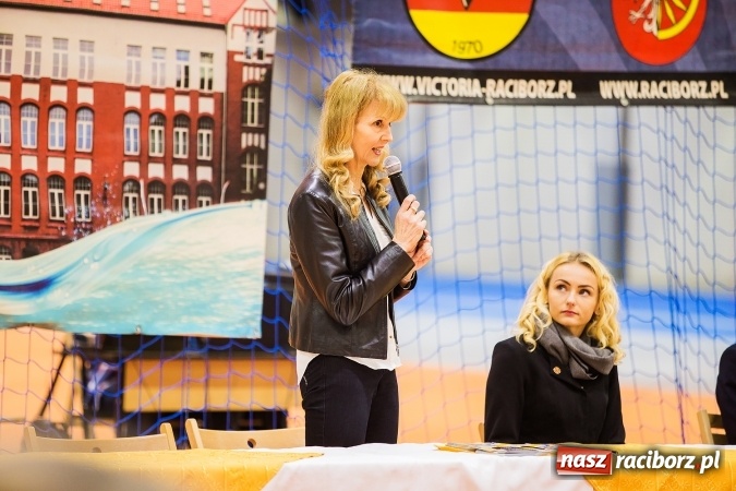 Zdjęcie w galerii na portalu naszraciborz.pl: Kwiaty, tort i owacja na stojąco, czyli spotkanie z Justyną Święty w ZSOMS wiadomości z regionu