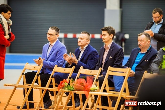 Zdjęcie w galerii na portalu naszraciborz.pl: Kwiaty, tort i owacja na stojąco, czyli spotkanie z Justyną Święty w ZSOMS wiadomości z regionu