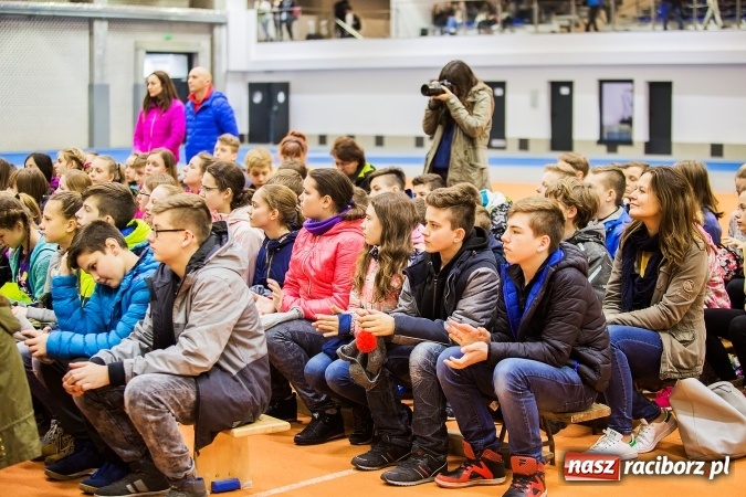 Zdjęcie w galerii na portalu naszraciborz.pl: Kwiaty, tort i owacja na stojąco, czyli spotkanie z Justyną Święty w ZSOMS wiadomości z regionu