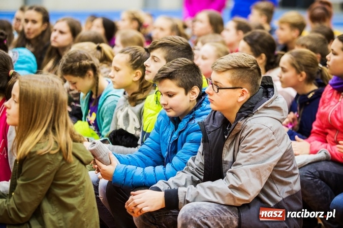 Zdjęcie w galerii na portalu naszraciborz.pl: Kwiaty, tort i owacja na stojąco, czyli spotkanie z Justyną Święty w ZSOMS wiadomości z regionu