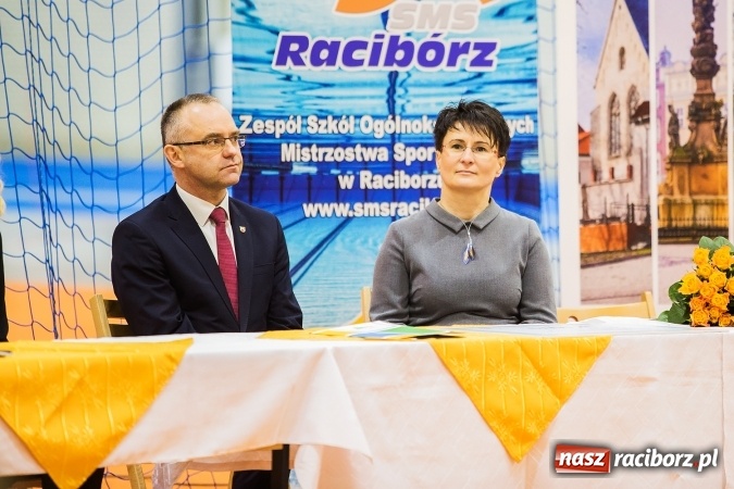 Zdjęcie w galerii na portalu naszraciborz.pl: Kwiaty, tort i owacja na stojąco, czyli spotkanie z Justyną Święty w ZSOMS wiadomości z regionu