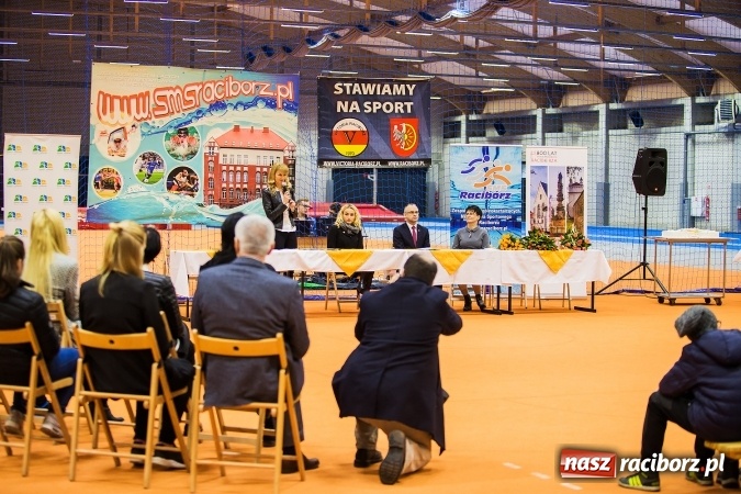 Zdjęcie w galerii na portalu naszraciborz.pl: Kwiaty, tort i owacja na stojąco, czyli spotkanie z Justyną Święty w ZSOMS wiadomości z regionu