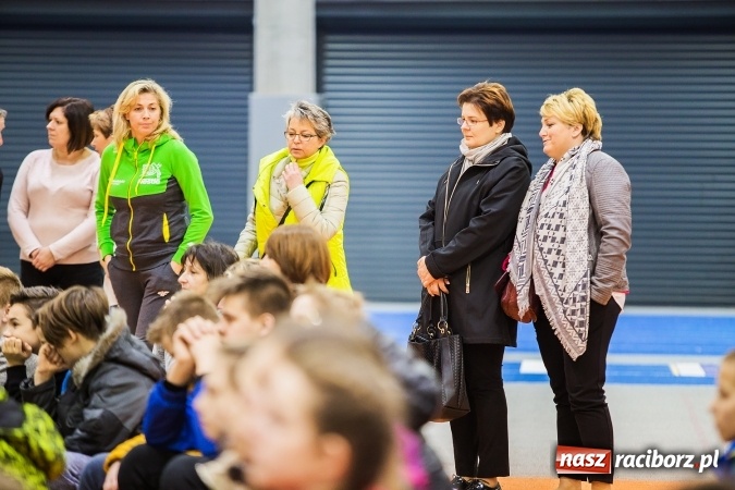 Zdjęcie w galerii na portalu naszraciborz.pl: Kwiaty, tort i owacja na stojąco, czyli spotkanie z Justyną Święty w ZSOMS wiadomości z regionu