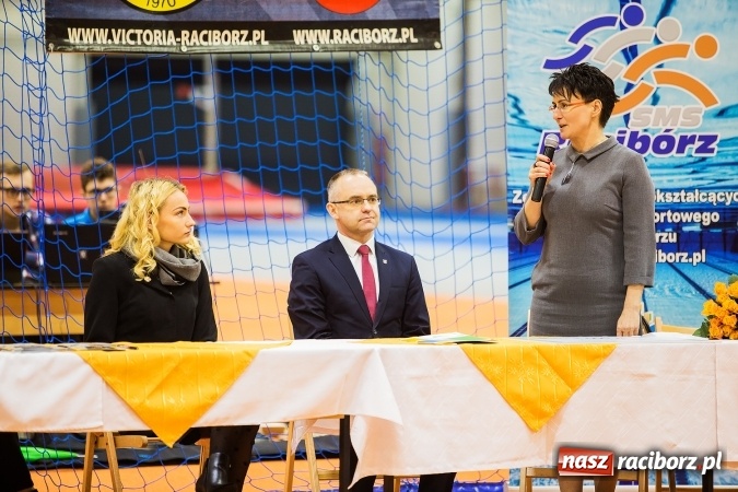 Zdjęcie w galerii na portalu naszraciborz.pl: Kwiaty, tort i owacja na stojąco, czyli spotkanie z Justyną Święty w ZSOMS wiadomości z regionu