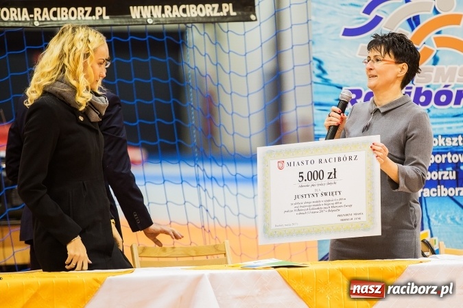 Zdjęcie w galerii na portalu naszraciborz.pl: Kwiaty, tort i owacja na stojąco, czyli spotkanie z Justyną Święty w ZSOMS wiadomości z regionu