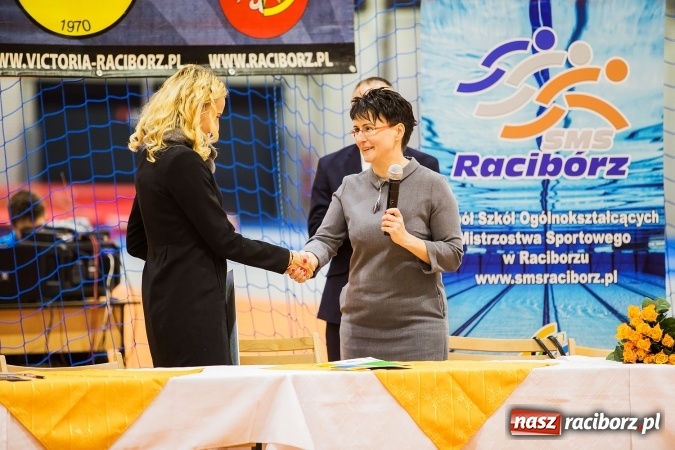 Zdjęcie w galerii na portalu naszraciborz.pl: Kwiaty, tort i owacja na stojąco, czyli spotkanie z Justyną Święty w ZSOMS wiadomości z regionu